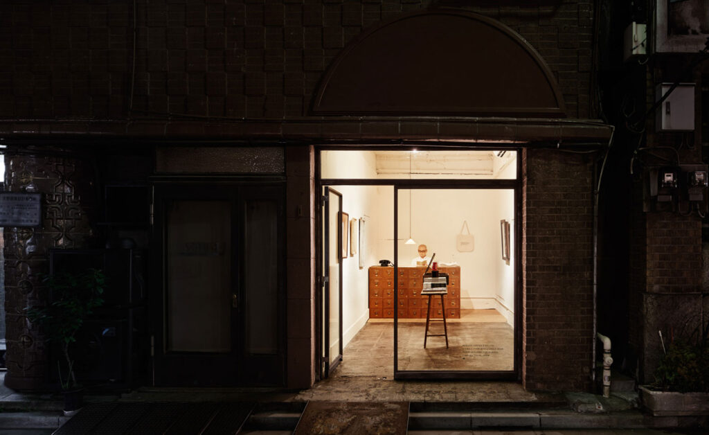 En Tokio existe una librería que solo vende un libro cada semana 📖. Morioka Shoten apuesta por la calma, el minimalismo y la lectura lenta en pleno Ginza. ¿Te atreverías a elegir un solo título? #LibreríasSingulares
singularshirts.com/morioka-shoten…