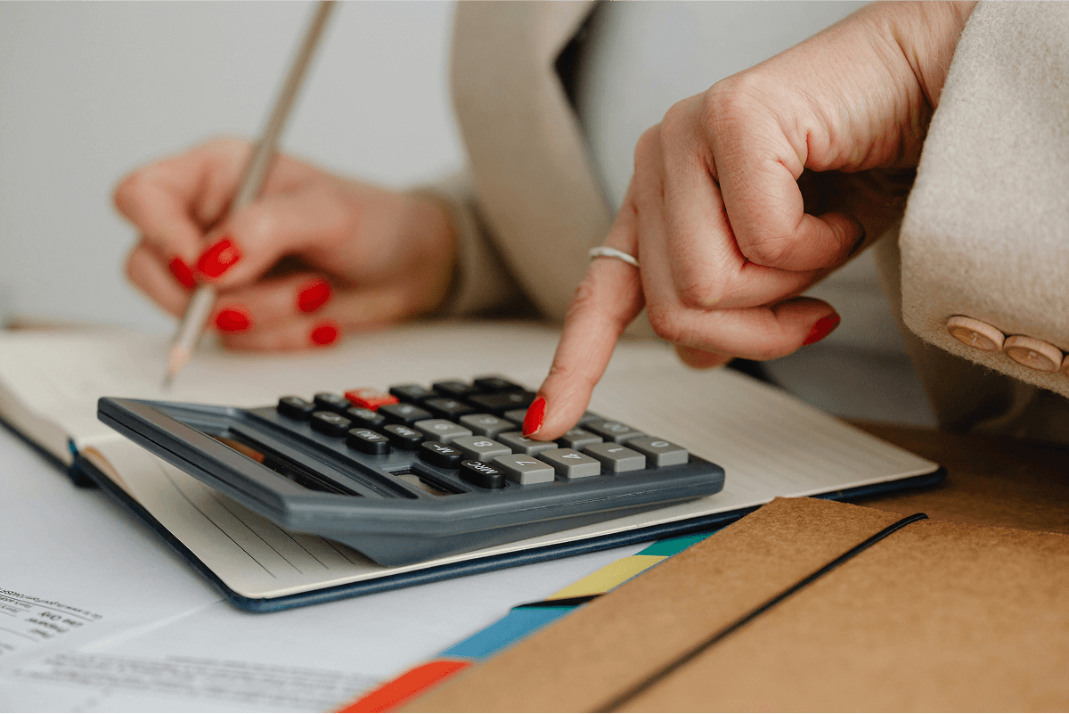 saving4college's tweet image. 🎓💰 Overwhelmed by student loans? Average repayment lasts 21 years! 😱 Explore refinancing for relief. 🚀✨ #StudentLoans #FinancialWellness #RefinanceTips 💪📊 ow.ly/uB3s50YbQFn