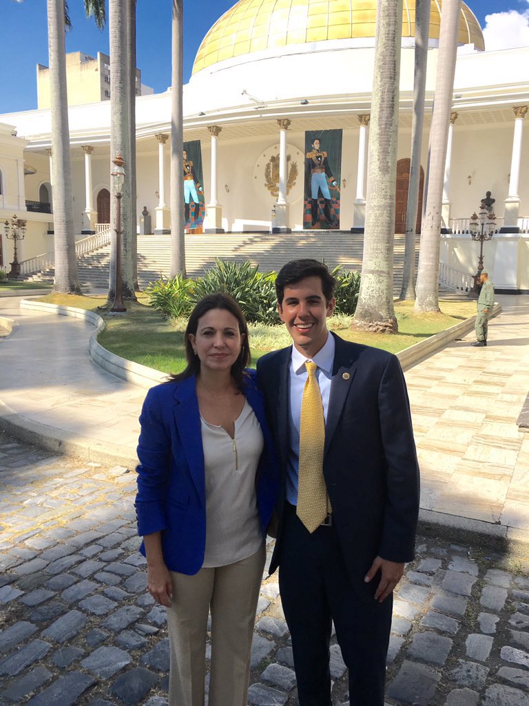 El chavismo, encabezado por <a href="/delcyrodriguezv/">Delcy Rodríguez</a>, ha nombrado a <a href="/OliverBlanco/">Oliver Blanco</a> como “viceministro para Europa y América del Norte”.

Se oficializa lo que durante años he advertido: la fusión estructural entre el PSUV y la MUD. Lo que he denominado el CHAVISMUD deja de ser hipótesis