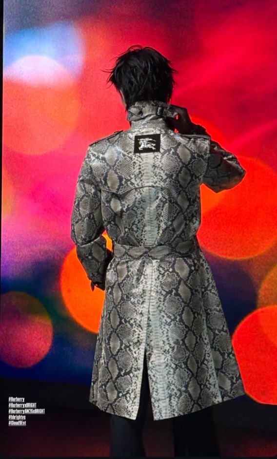 ผ่านมาครึ่งงานละก็ยังจึ้งกับลุคนี้อยู่เลย พี่งูจะเป็นอีกตำนานของน้องตลอดปายยย 

BRIGHT LFW 2026
#BurberryAW26xBRIGHT
#BurberryxBRIGHT
#Burberry
#bbrightvc
