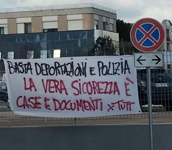 Solidarietà a Bak, Andrea e Gui, e a chi resiste e lotta, soprattutto a Sud,  contro lo #sfruttamento di persone e territori, le #frontiere, le #deportazioni e il #razzismo. Alla repressione feroce rispondiamo con sempre più #solidarietà.
Tutt liber!

facebook.com/comitatolavora…