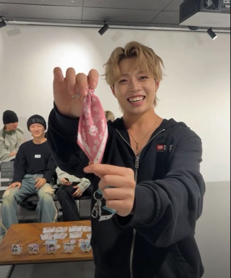 年内に明かされなかったりゅうきの爆ビジュがついに⁉️⁉️⁉️⁉️⁉️
まぜべやグッズ紹介インライの日にDUO MISSIONの撮影してたのね( ߹꒳߹ )