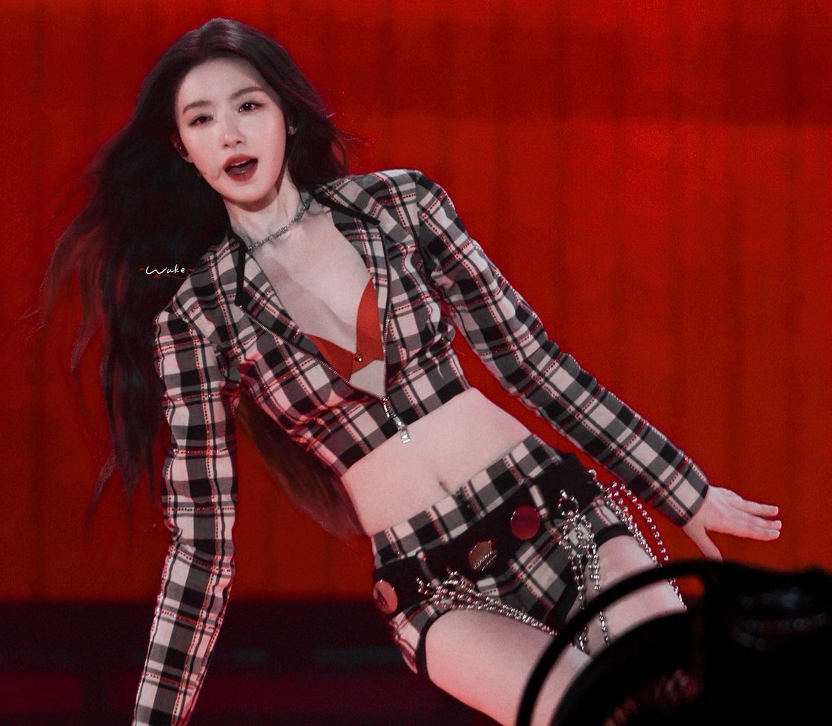chartsidle's tweet photo. SHUHUA stuns in new photo. https://t.co/pSBD0e8aU4
