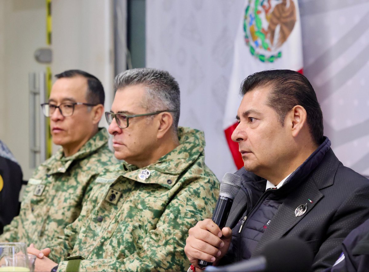 armentapuebla_'s tweet photo. Durante la Mesa de Coordinación Estatal para la Construcción de Paz, los tres órdenes de gobierno e iniciativa privada damos seguimiento puntual a las acciones y operativos que fortalecen la #PazConBienestar en Puebla. 🚨🚔

En unidad, respaldamos la Estrategia Nacional de Seguridad encabezada por nuestra presidenta, la Dra. @Claudiashein, y reconocemos el compromiso y la labor coordinada de las Fuerzas Armadas y del Gabinete de Seguridad de México. 🫱🏼‍🫲🏼🇲🇽
