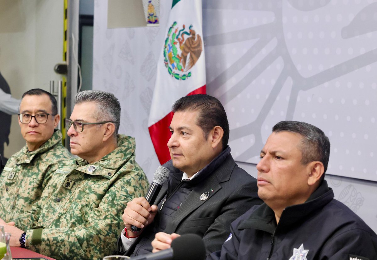 armentapuebla_'s tweet photo. Durante la Mesa de Coordinación Estatal para la Construcción de Paz, los tres órdenes de gobierno e iniciativa privada damos seguimiento puntual a las acciones y operativos que fortalecen la #PazConBienestar en Puebla. 🚨🚔

En unidad, respaldamos la Estrategia Nacional de Seguridad encabezada por nuestra presidenta, la Dra. @Claudiashein, y reconocemos el compromiso y la labor coordinada de las Fuerzas Armadas y del Gabinete de Seguridad de México. 🫱🏼‍🫲🏼🇲🇽