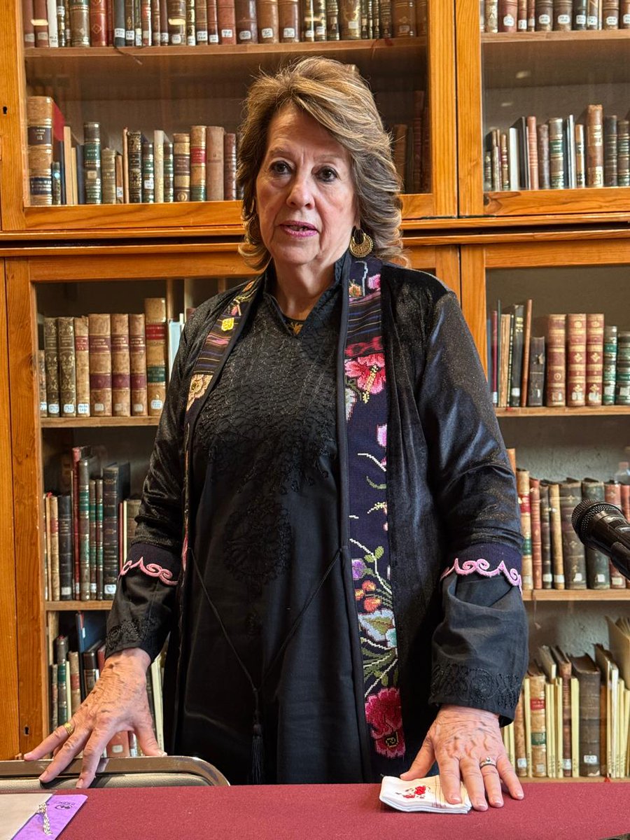 ciesas's tweet photo. #OrgulloCIESAS 🤩
La Academia Hispanoamericana de Ciencias, Artes y Letras y el @CEHM_mx celebraron la Sesión de Ingreso de María de la Luz Mohar Betancourt como Académica de Número, con la ponencia «La voz indígena en los libros del México Antiguo».
¡Enhorabuena! https://t.co/kti5MrTp1l