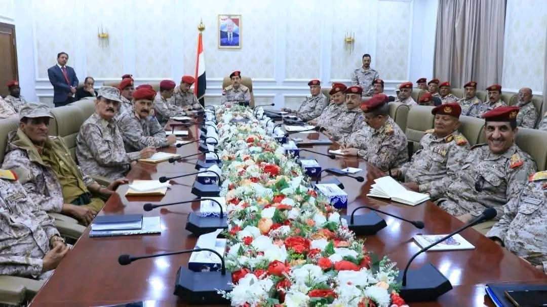 وزير الدفاع اليمني اللواء طاهر العقيلي من قلب عدن يحييكم ويترأس اجتماع للقيادات العسكرية من الشمال والجنوب والشرق والغرب.

الفوضى ما عمرها جابت دولة، خلوا الناس تشوف شغلها وتبني وطن بدل الحروب الغير منتهية.