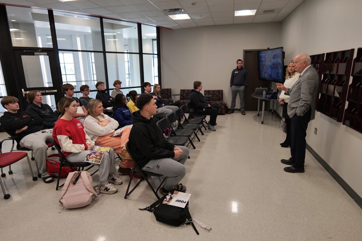 AlabasterSupt's tweet photo. We welcomed President Jo Bonner, Dr. Andi Kent, and Ryan Missanelli from @UofSouthAlabama to Thompson High School today 🏫 

I appreciate this team always sharing higher-ed knowledge and insights with our students! https://t.co/VGeN5RiVQV