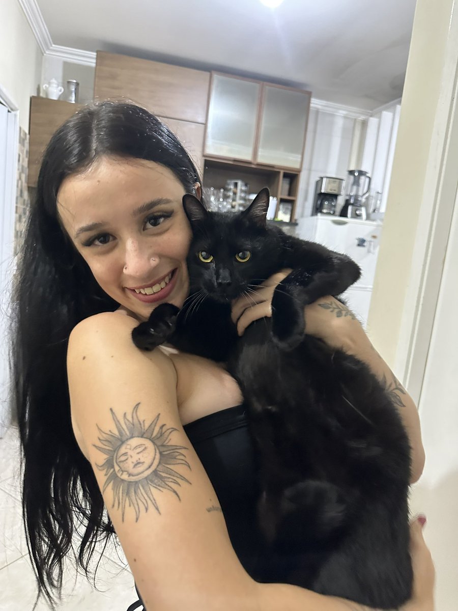 anacaroliinejj's tweet photo. Ela ama sair pra lanchar, 
ela ama gatos,
ela ama dormir,
ela ama passear, 
e eu……

Eu amo ela!❤️ https://t.co/gD7RInyfPd