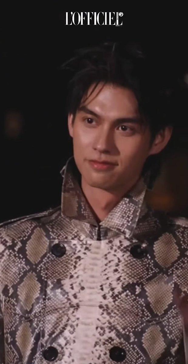 เอาจริงนะ วันนี้ไบร์ทคือกลับมาทวงบัลลังก์เว่อร์ เหมือนเตรียมมาฟาดหน้าพวกที่บอกว่ามันไม่หล่ออ่ะ เอเนอร์จี้ เสื้อผ้าหน้าผม คือ สุดทุกอย่าง กราบพี่พีพี่แจ้ กราบไบร์ทด้วย นายมันแน่!! 🔥🔥

BRIGHT LFW 2026
#BurberryxBright
#BurberryAW26
#BurberryAW26xBRIGHT
#Burberry #bbrightvc