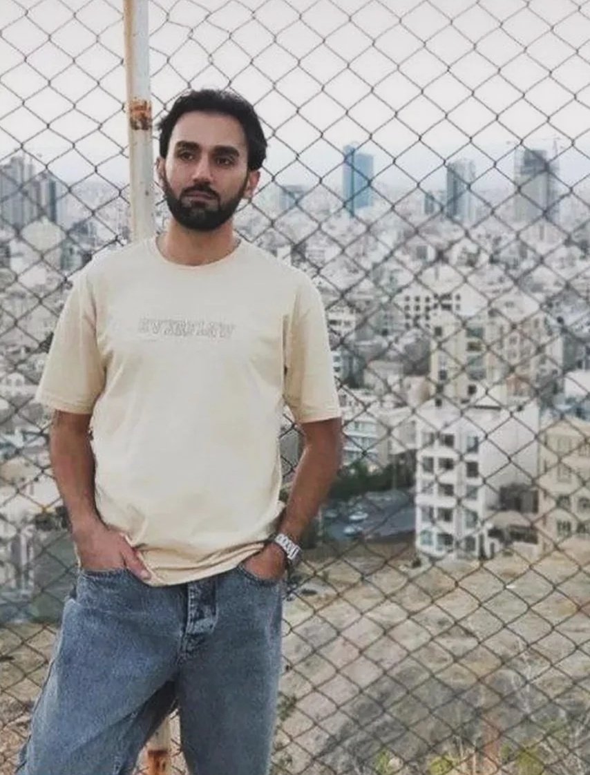 دوستان. این عزیزمون #وحید_قاسمی هستن و دبیر زیست‌شناسی که روز شنبه در مشهد دستگیر شدن. لطفا صداش باشین. 
#جاویدشاه