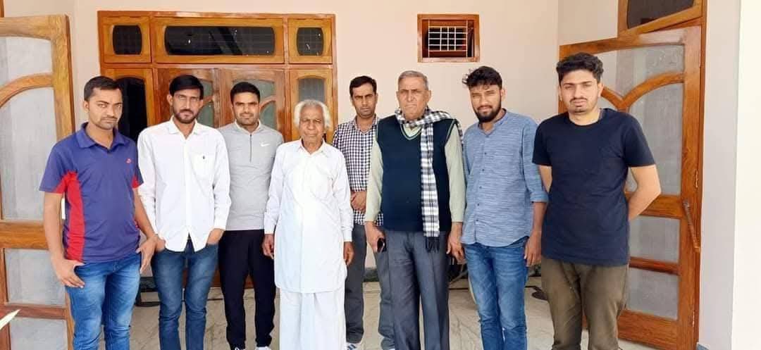 TheTribhuvan's tweet photo. अलविदा, कॉमरेड हेतराम बेनीवाल; 
पसीने की मादकता में भीगी एक नैतिक उपस्थिति! 

सोमवार की रात लगभग ग्यारह बजे जब शहरों की रोशनियाँ अपने-अपने कृत्रिम चाँद गिन रही थीं, तब कॉमरेड हेतराम बेनीवाल की सांसों ने गंगानगर की हवा से एक अंतिम संवाद किया। नब्बे के पार की उम्र; समय के विशाल रेगिस्तान में एक लंबी, तपती हुई पदयात्रा। वे 1990 और 1993 में विधायक रहे, पर यह सूचना उनकी जीवनी का शीर्षक नहीं, केवल फुटनोट है। उनका असली पद था : किसान और मज़दूर की आवाज़ का शिल्पकार।

सत्ता की अश्लीलता के इस दौर में, जहाँ वैभव अपने ही प्रतिबिंब से मोहित खड़ा है, वहाँ किसान के पसीने में जो गंध होती है; वह किसी डेलिशस मिलियन डॉलर फ्रैग्रेंस से कम नहीं और उसकी तपिश में जो मादकता है; वह डैलमोर 62 की दुर्लभ बोतल से अधिक तीव्र। 

कॉमरेड हेतराम इसी श्रमशील मादकता में स्नान किए हुए मनुष्य थे। उनके पास न प्राइवेट जेट थे, न राजभवनों की सीढ़ियाँ; पर उनके पास खेत की मुंडेर पर खड़े उस किसान की काँपती उँगलियाँ थीं, जो अपनी फसल से अधिक अपने कर्ज़ की चिंता करता है।

वे बूढ़े थे; हाँ, बहुत बूढ़े। पर उनकी रीढ़ में जो नैतिकता थी, वह जवानों की भीड़ में दुर्लभ थी। वे न गुंडा थे, न मवाली, न अपराधी; फिर भी ऐसे लोग उनसे थर-थर काँपते थे, जिनकी राजनीति का ताप केवल वातानुकूलित कमरों में पैदा होता है। वे किसान की बात दिन में भी करते थे और रात में भी; और शायद यही उनकी सबसे बड़ी ‘अपराध-सूची’ थी।

आज के समय में आंदोलन भी अक्सर सत्ता के साथ सेल्फी खिंचवाते हैं। प्रशंसक नग्न हैं और सत्ता के प्रवेश-द्वार पर खड़े लोग भी। राजभवन अब केवल संवैधानिक शब्द नहीं रहे; वे कभी-कभी रनिवासों की तरह प्रतीत होते हैं, जहाँ वैभव अपने ही झूठे दर्प का उत्सव मनाता है। इस पृष्ठभूमि में हेतराम बेनीवाल की उपस्थिति किसी पुराने, किंतु जीवित शब्द की तरह थी “मर्यादा”।

वे जानते थे कि किसान होना आजकल लगभग अपराध है। पुलिस की वर्दी कानून का गर्व पहनती है, पर प्रशासनिक शक्ति कभी-कभी उस जगह तैनात हो जाती है जहाँ पसीना गिरना अपराध और खून गिरना पद्मश्री जैसा सम्मान बन जाता है। ऐसे समय में, यदि कोई बूढ़ा आदमी खेत की मुंडेर पर खड़े होकर पानी के अभाव में मुरझाती सरसों की प्यास को नारे में बदल दे तो सत्ता की अश्लील शक्तियाँ मर्माहत हो उठती हैं। मर्म का यह जर्म अजीब है और गंगानगर की मिट्टी में बार-बार जन्म लेता रहा। वे कर्म के शिल्पी थे। 

हेतराम किसी रोमानी मिथक के नायक नहीं थे। वे एक जिद थे कि लोकतंत्र घुन लगा स्वाद नहीं, आहत किसान की थाली में परोसी जाने वाली गरम रोटी है। वे उस रोटी को कला की तरह पलटते थे; तवे पर नहीं, जनसभा में। वे जानते थे कि जब नैतिकता भूमिगत हो जाती है और अनैतिकता गर्व से प्रदर्शन करने लगती है, तब समाज संकट में होता है। जब मतांधताएँ हीरे-मोती बनकर सजाई जाती हैं और समता, स्वतंत्रता, बंधुता के सरल आभूषण बिच्छुओं की तरह उतार फेंके जाते हैं, तब नग्न नृत्य आसान हो जाता है।

और शायद इसलिए, इस कालखंड में वही सबसे जवान और साहसी है, जो गेहूँ की बालियों के भीतर पकते दूधिया दानों की प्यास के लिए तड़प उठे। जिसे किसान के पसीने में किसी दुर्लभ इत्र की नहीं, धरती की ईमानदार गंध मिले।

ऐसे चुनीदा लोगों में एक नाम, निस्संदेह हेतराम बेनीवाल का रहेगा।

वे चले गए, पर खेत की मेड़ पर खड़ी वह आकृति अभी भी दिखती है। सफेद कुर्ता, धूप से तपे चेहरे पर एक शांत जिद और आँखों में यह भरोसा कि इतिहास अंततः पसीने की स्याही से ही लिखा जाएगा।

एक साहित्यकार, जो शानदार व्यंग्य लिखा करता था; सत्ता प्रतिष्ठानों को ही व्यंग्य में बदलता रहा। मुझे नहीं लगता उन जैसा कोई दूसरा किसान और श्रमिक नेता राजस्थान में हुआ है, जो जेल को ठेलकर ताल ठोकता था। उठी एड़ियों और टिके पंजों पर दाएँ हाथ को नंगी तलवार की तरह घुमाने वाली उनकी अदा आज भी मुझे उन संतुष्ट श्रमिकों किसानों की याद दिलाती है, जो उन्हें सुनकर मुट्ठियाँ भींच लेते थे! 

अलविदा, कॉमरेड! 
आपके जाने के बाद भी, सरसों की कच्ची गंध में आपकी आवाज़ सुनाई देगी! 
@cpimspeak @CPIM_WESTBENGAL @CPIMKerala #HetramBeniwal
