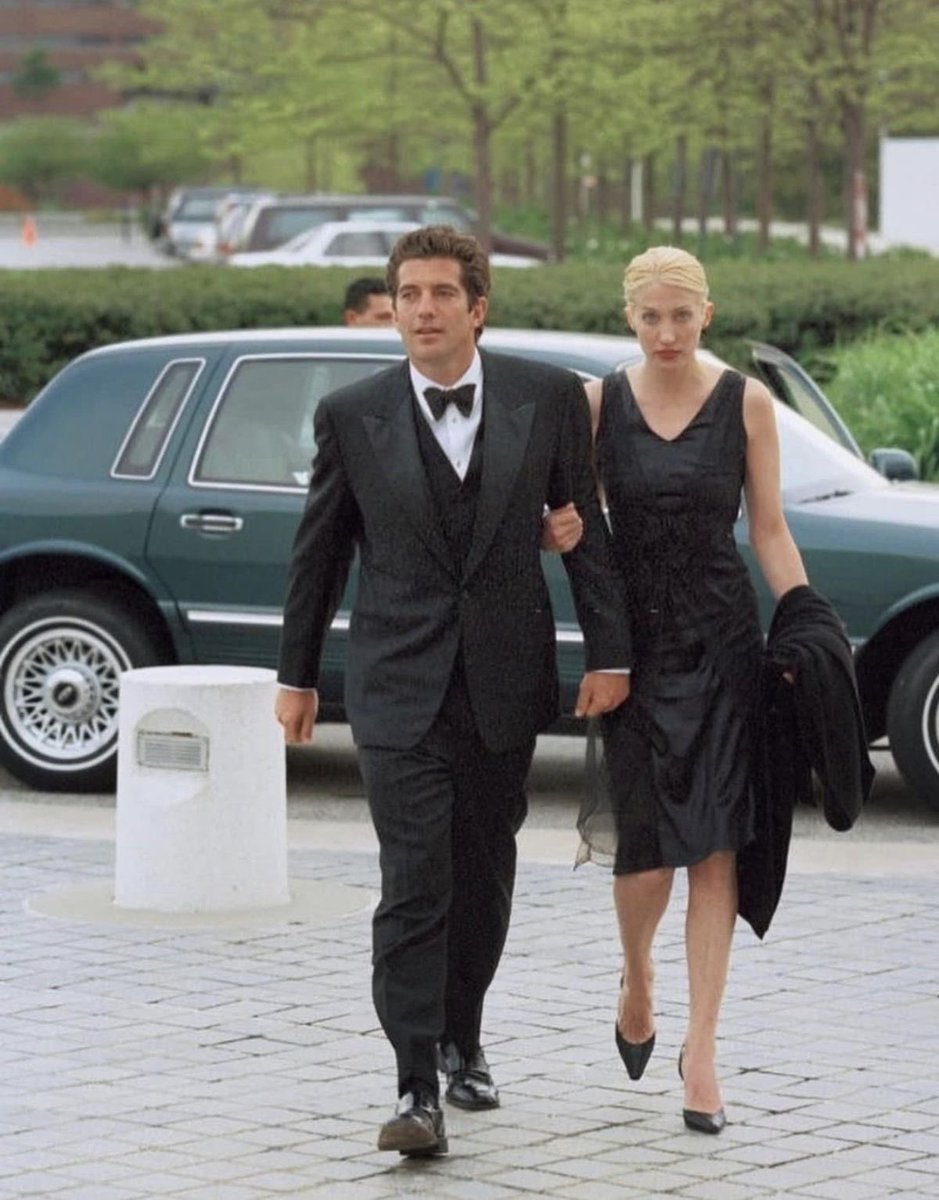 Diorgirlx's tweet photo. John F. Kennedy Jr. and Carolyn Bessette https://t.co/Hh3ZjXRbhO