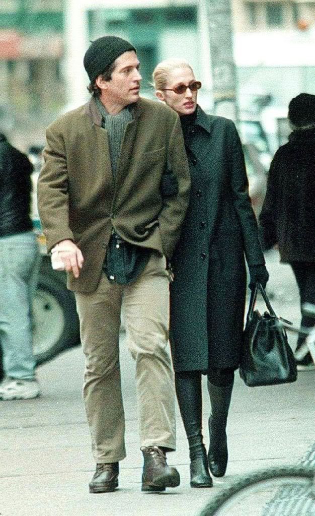 Diorgirlx's tweet photo. John F. Kennedy Jr. and Carolyn Bessette https://t.co/Hh3ZjXRbhO