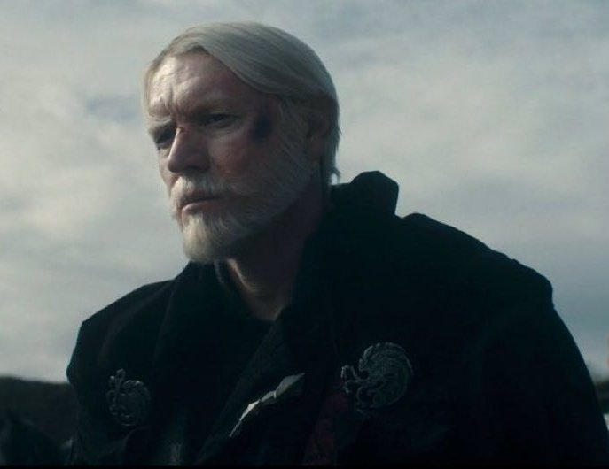 Pobre Maekar.

-Mata a su hermano por accidente.
-Su hijo fue culpable del juicio.
-Su primogénito es un borracho.
-Egg quiso matar a Aerion.
-Su tercer hijo quiso ser maestre, pese a su negativa.
-Egg se marcha junto a un caballero errante a quien ve más como figura paterna.