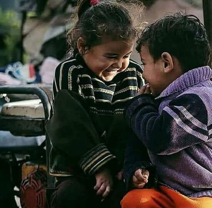 Erkek dişi sorulmaz muhabbetin dilinde..
Hakk'ın yarattığı  her şey bakın yerli yerinde..
Bizim nazarımızda kadın - erkek farkı yoktur..
Noksanlık ve çirkinlik senin görüşlerinde...

           Hacı Bektaş-i Veli _________