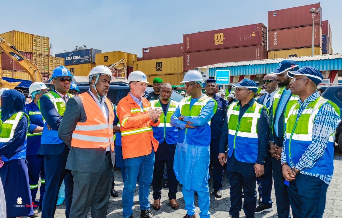 PrimatureGN's tweet photo. Conakry, 23 fév. 2026 – Le Premier ministre Amadou Oury Bah, accompagné du ministre des Transports et de cadres de l’administration, a effectué une visite au Port Autonome de Conakry. Cette mission s’inscrit dans le programme d’extension et de modernisation visant à réduire la congestion, améliorer la fluidité des opérations et renforcer les capacités portuaires.

🔗 https://t.co/QmMO4WnIya
#PrimatureGN #EnsemblePourlaGuinee🇬🇳
@Presidence_gn