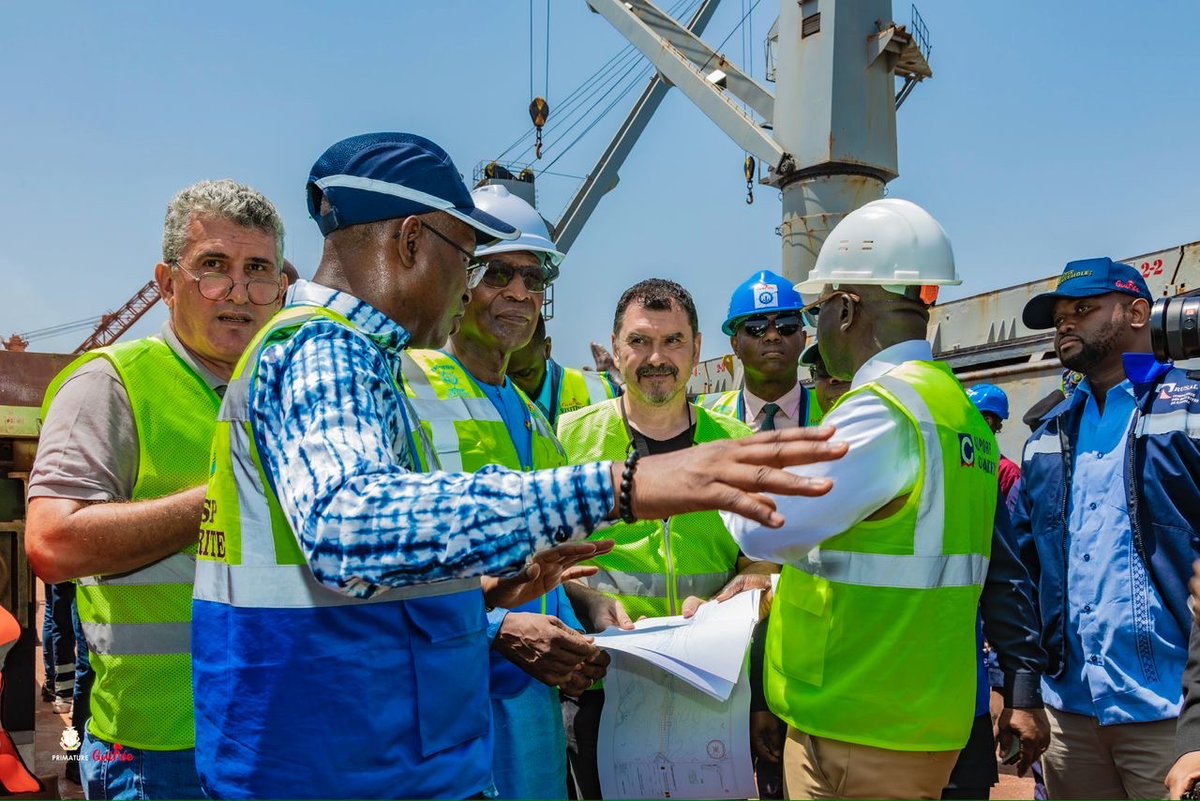 PrimatureGN's tweet photo. Conakry, 23 fév. 2026 – Le Premier ministre Amadou Oury Bah, accompagné du ministre des Transports et de cadres de l’administration, a effectué une visite au Port Autonome de Conakry. Cette mission s’inscrit dans le programme d’extension et de modernisation visant à réduire la congestion, améliorer la fluidité des opérations et renforcer les capacités portuaires.

🔗 https://t.co/QmMO4WnIya
#PrimatureGN #EnsemblePourlaGuinee🇬🇳
@Presidence_gn