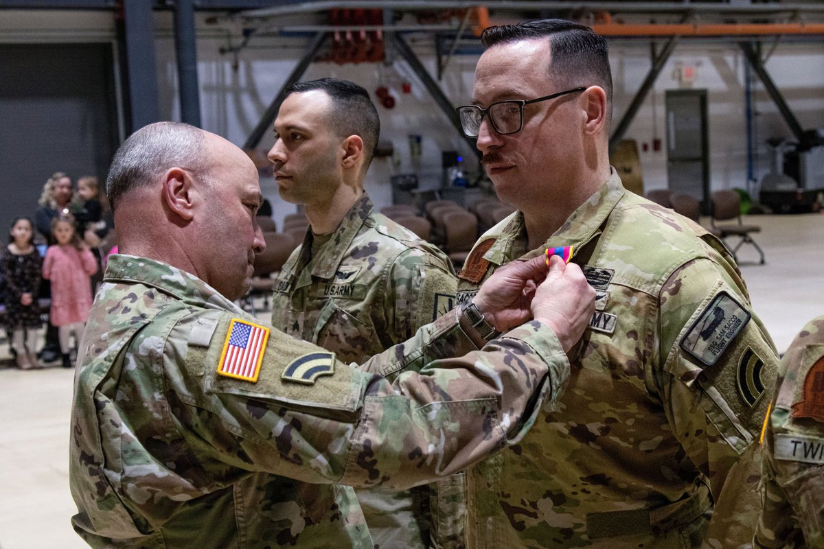 USNationalGuard's tweet photo. Six @NationalGuardNY Soldiers who helped rescue 34 French special forces during an August 2023 firefight in Iraq received the French equivalent of the Bronze Star during a ceremony Sunday.

Learn more about their heroic actions: https://t.co/paGgp1ayYg. https://t.co/Rf5LiBa7Vt