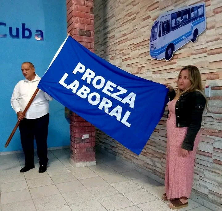 Odalis_BatistaP's tweet photo. 🇨🇺 De #Guamo a #LasTunas, en difíciles circunstancias: A cargo de nuestros transportistas, una Proeza Laboral que permitió la cobija de nuestros hermanos.
#PorCubaJuntosCreamos
@Colina_CTCuba @Cuba_CTC https://t.co/7Y2VJWTVhs