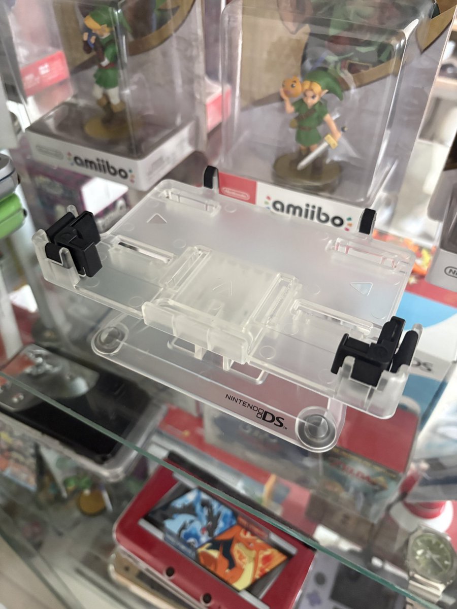 patoritv's tweet image. ▫️Un accesorio poco visto pero muy útil 
 - DS Lite Play Stand oficial de Nintendo: ideal para jugar como si fuera una mini consola de escritorio.

¿Lo conocías?

#NintendoCollection #RetroGaming #ColeccionGamer #PatoriTV