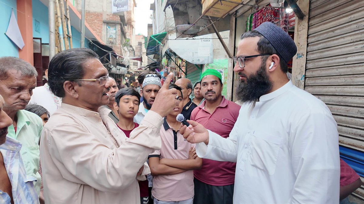 کل ہم ڈھاکہ کے علاقے محمد پور میں قائم جینوا کیمپ گئے۔
آپ سب کو معلوم ہے یہاں 1971 میں بہاری پاکستانی رہ گئے تھے اور حکومت کی طرف سے پاکستان بھجوانے کے مختصر انتظار میں تھے اور اس انتظار میں تیسری نسل بھی آچکی ہے۔
آج بھی اس کیمپ میں بہاری “آباد ہیں” کہنا مناسب نہیں ہوگا “موجود