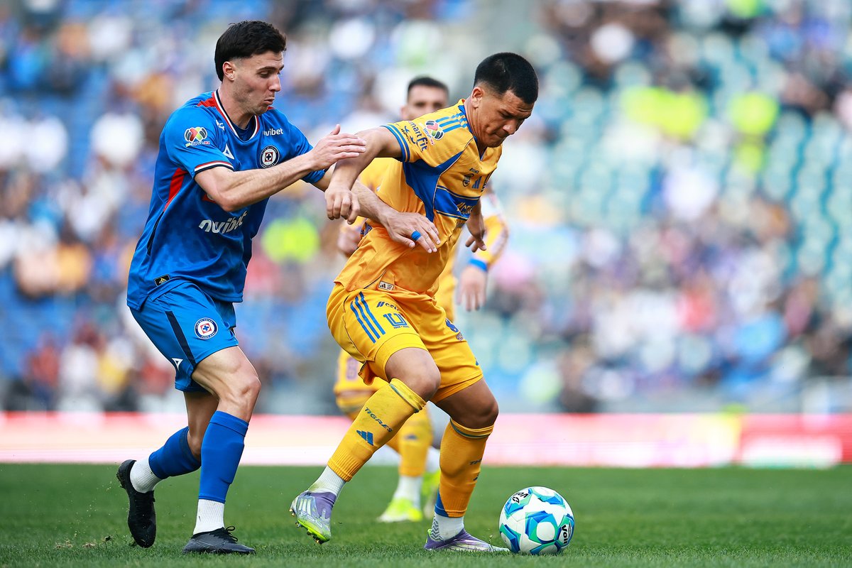 El compromiso de Cesar Araújo es enorme. La posición del 5 estuvo por muchos años muy bien representada con Carioca y Guido. Dos históricos que hicieron de la media cancha una muralla de categoría y talento. En su espalda está esa presión, le guste o no.