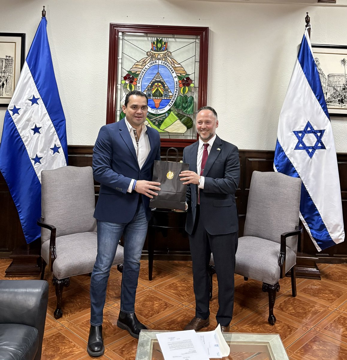 Nadavgoren's tweet photo. Gracias al Presidente del Congreso, @TommyZambrano, por la cálida bienvenida el día de hoy; agradeciendo siempre, su amistad de larga trayectoria, con el Estado de Israel.

Sostuvimos una reunión fructífera en las que se abordaron las áreas clave en esta nueva etapa de relaciones bilaterales, fortaleciendo la diplomacia entre los parlamentos de nuestros países.

Asimismo, fue un placer entregarle una carta de felicitación de su homólogo, el Presidente del Congreso Nacional de Israel (La Knéset), @AmirOhana .

🇮🇱🤝🇭🇳