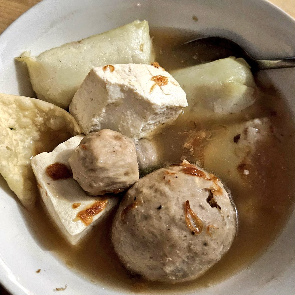 Balada punya emak suka beli ini-itu saat ngabuburit, akhirnya kita orang sahur pakai bakso dan lontong buka puasa kemarin. Biar gak mubazir deui 😂