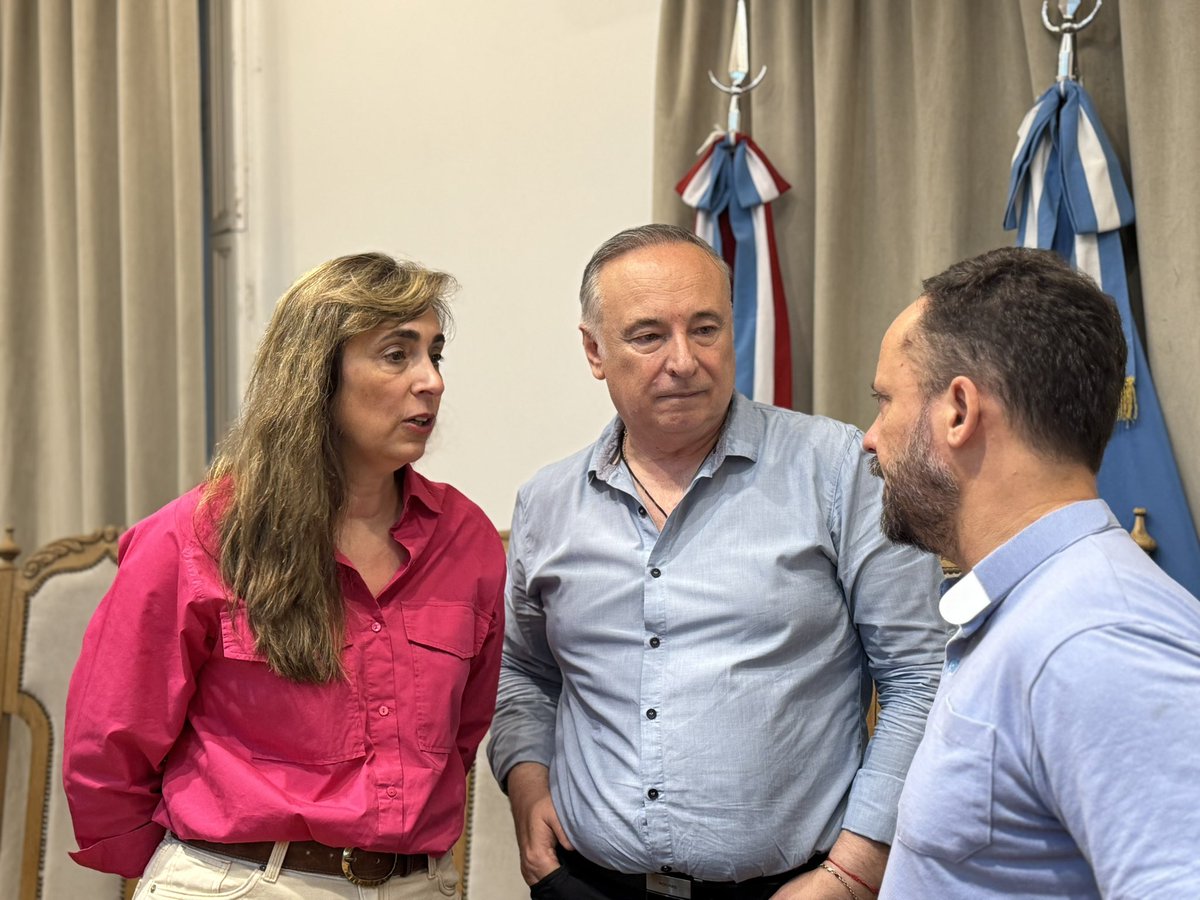 vnavarroalegre's tweet photo. En Villa María seguimos ampliando la #RedDeCuidado con decisiones políticas que suman espacios y herramientas para abordar los consumos problemáticos.
Firmamos el convenio para poner en marcha dos nuevos lugares de acompañamiento en los barrios Santa Ana y Las Playas, fortaleciendo el trabajo que ya se realiza en la ciudad 🤝
Se trata de acompañar de verdad, con #EquiposInterdisciplinarios, presencia territorial y trabajo articulado del Consejo Municipal de Adicciones y las comunidades terapéuticas.
Sumamos un refugio convivencial y hogar de día, incorporando contención, #ReinserciónSociolaboral y dimensión espiritual 🏠
Esto significa más cercanía, trabajo conjunto entre la @munivillamaria, iglesias y organizaciones barriales, y más respaldo para las familias que necesitan apoyo.
Gestión con planificación, presencia real en cada barrio y respuestas desde el amor y la fraternidad 💙
#VillaMaría #SaludMental #VillaMaríaMasHumana @munivillamaria @cordobaok #VillaMaríaCrece