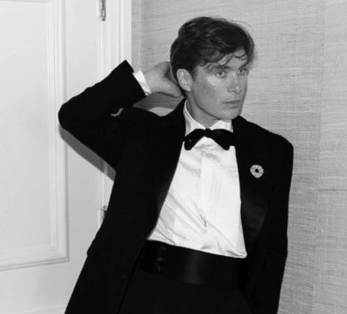 viesanterieures's tweet photo. behind the scenes black and white pics of cillian at award shows always go so hard https://t.co/XQpj6u33Bh