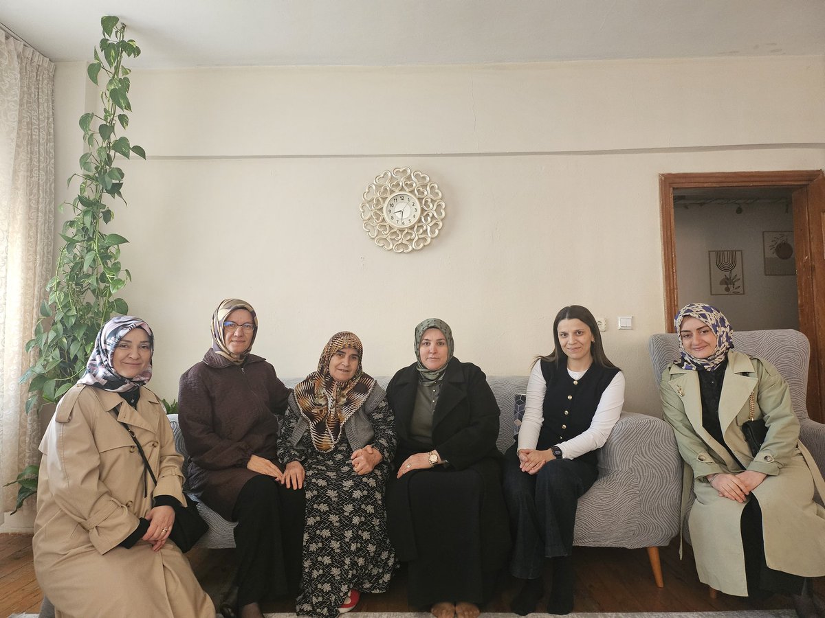 Kadın Kolları Başkanımız Burçin Taşdemir,İl Yöneticilerimiz Hilal Okumuş ve Yurdagül Öztürk,Meclis Üyemiz İnci Aydemir,Belediye Başkanımızın eşi Feyza Ömeroğlu ve Yönetim Kurulu Üyelerimiz ile birlikte Nermin Teyzemize gönül ziyaretinde bulunduk.
#MilletimizleNiyetimizBir