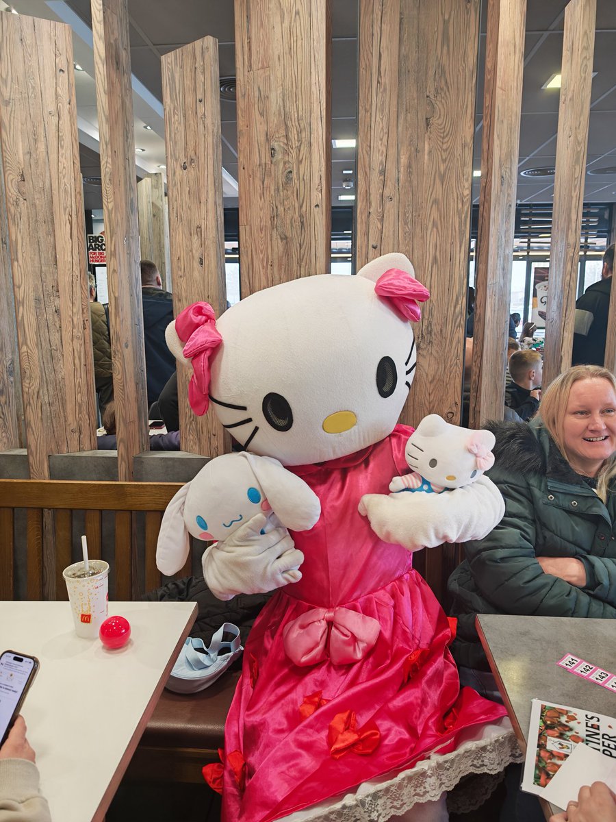alvinsimonds's tweet photo. Hello kitty at a McDonald's lunch time meet up 😊👍 https://t.co/rI58xRqUwc