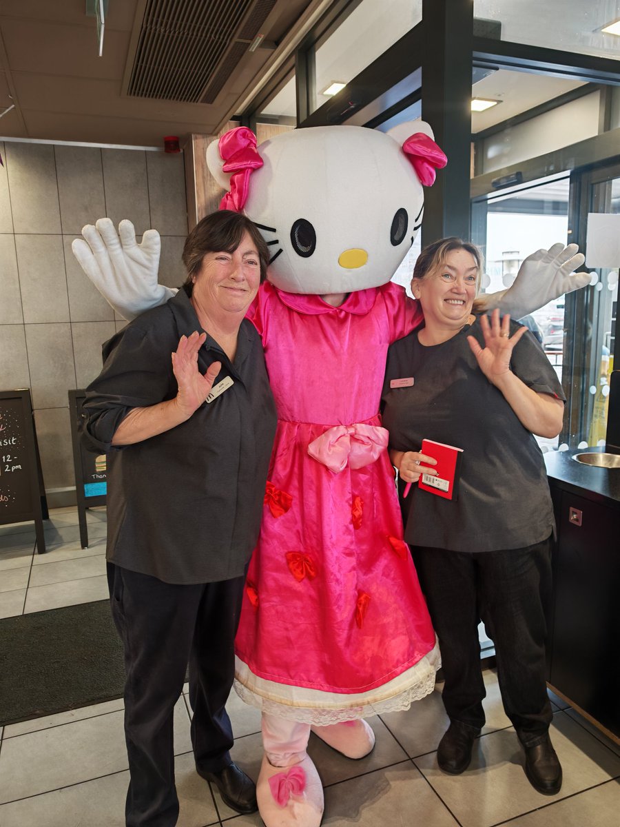 alvinsimonds's tweet photo. Hello kitty at a McDonald's lunch time meet up 😊👍 https://t.co/rI58xRqUwc