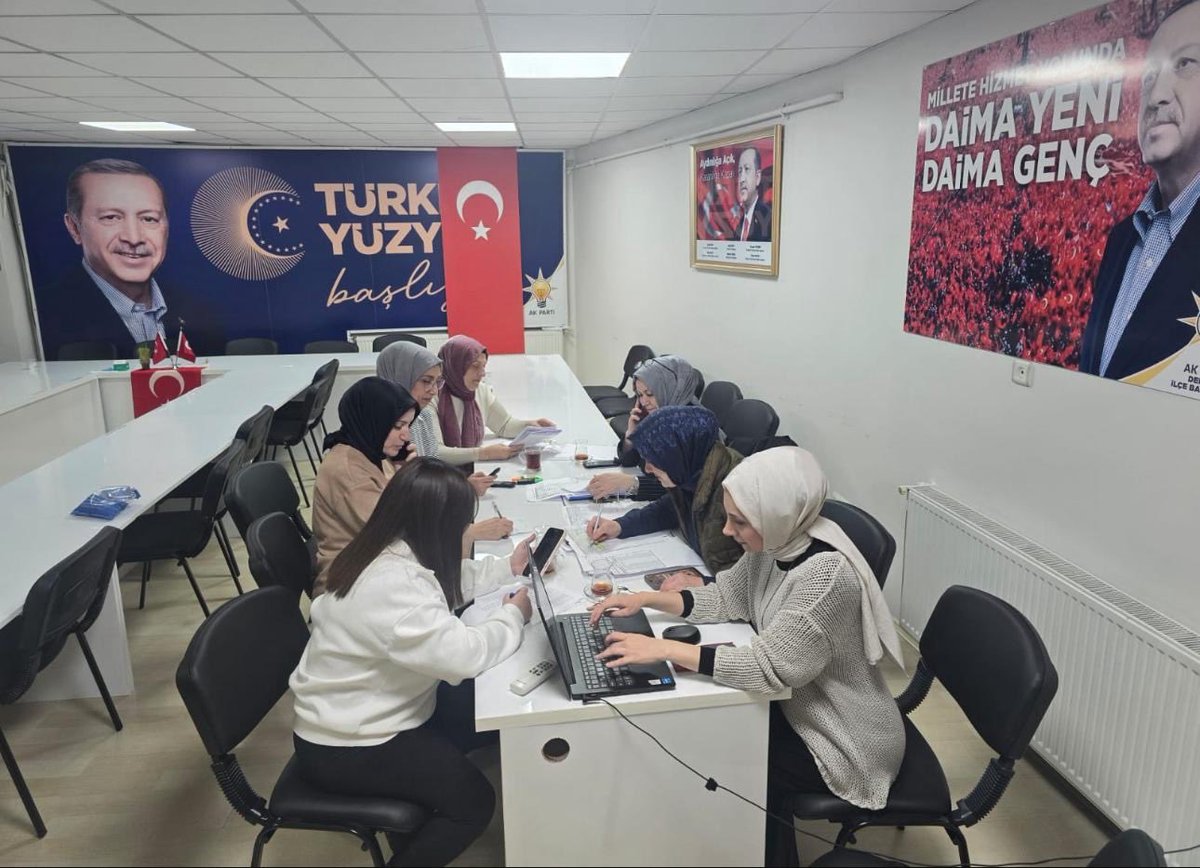 Ak Parti Derince İlçe Başkanlığı olarak bütün kademelerimizle Ramazan Koordinasyon Merkezimiz çalışmalarına Derincemiz için Gönül Sofraları kurmaya devam ediyoruz.Bu mübarek Ramazan akşamlarında sofranızda huzur, kalbinizde iman, hayatınızda bereket eksik olmasın.