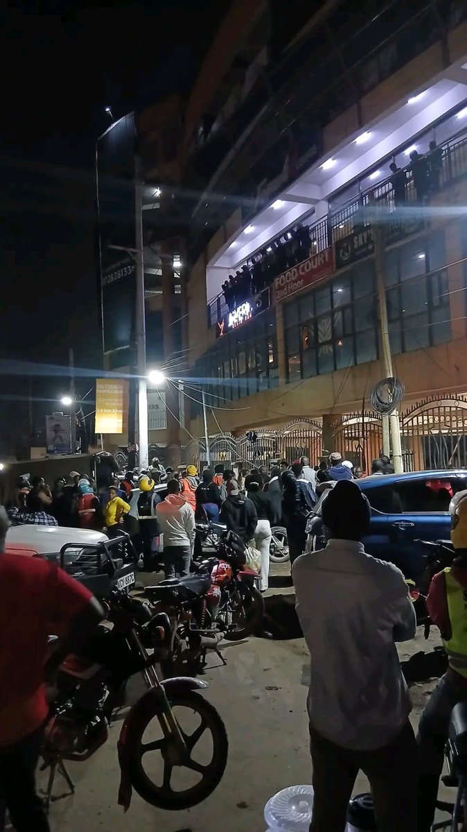Victor15546231's tweet photo. Kijana wa miaka 23 ameaga dunia baada ya kujirusha kutoka juu ya orofa la Gateway Mall Syokimau.Kijana huyo ni mwanafunzi wa mwaka wa pili Strathmore university.Maiti yake  tayari imechukuliwa na polisi. https://t.co/doxHz1Xxy1