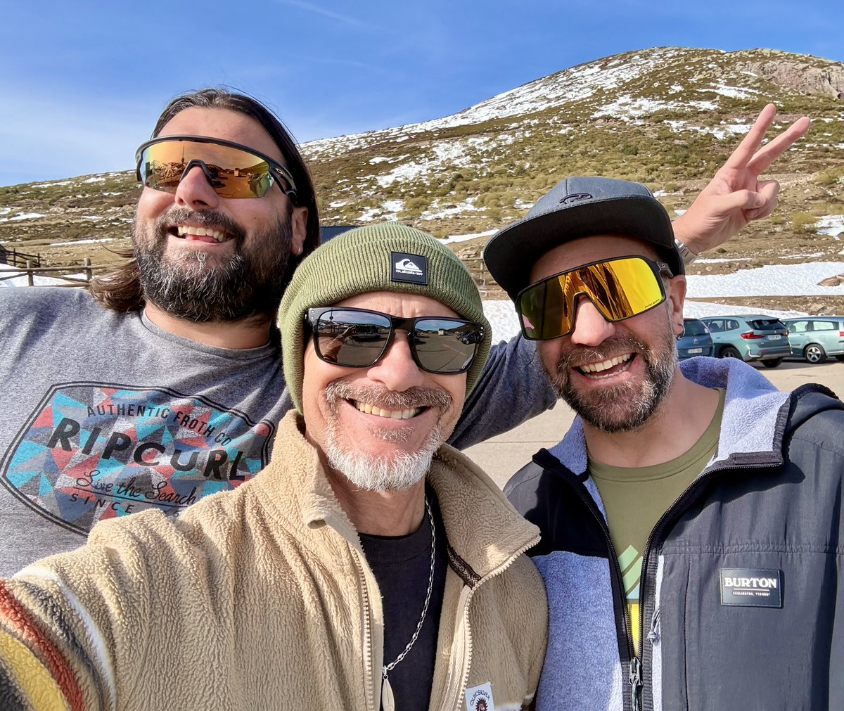 Lunes. 23 F. Fonso, servidor y Fido. Colegas de la playa en la nieve. Tema a tratar: las olas que habrá por la tarde y dónde. Sin remedio 🤪🤪🌊🌊