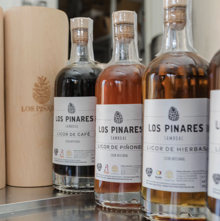 ¿Sobremesas aburridas? Eso es porque no has puesto una botella de #LicoresLosPinares sobre la mesa 🌲🥃

#TierraDeSabor