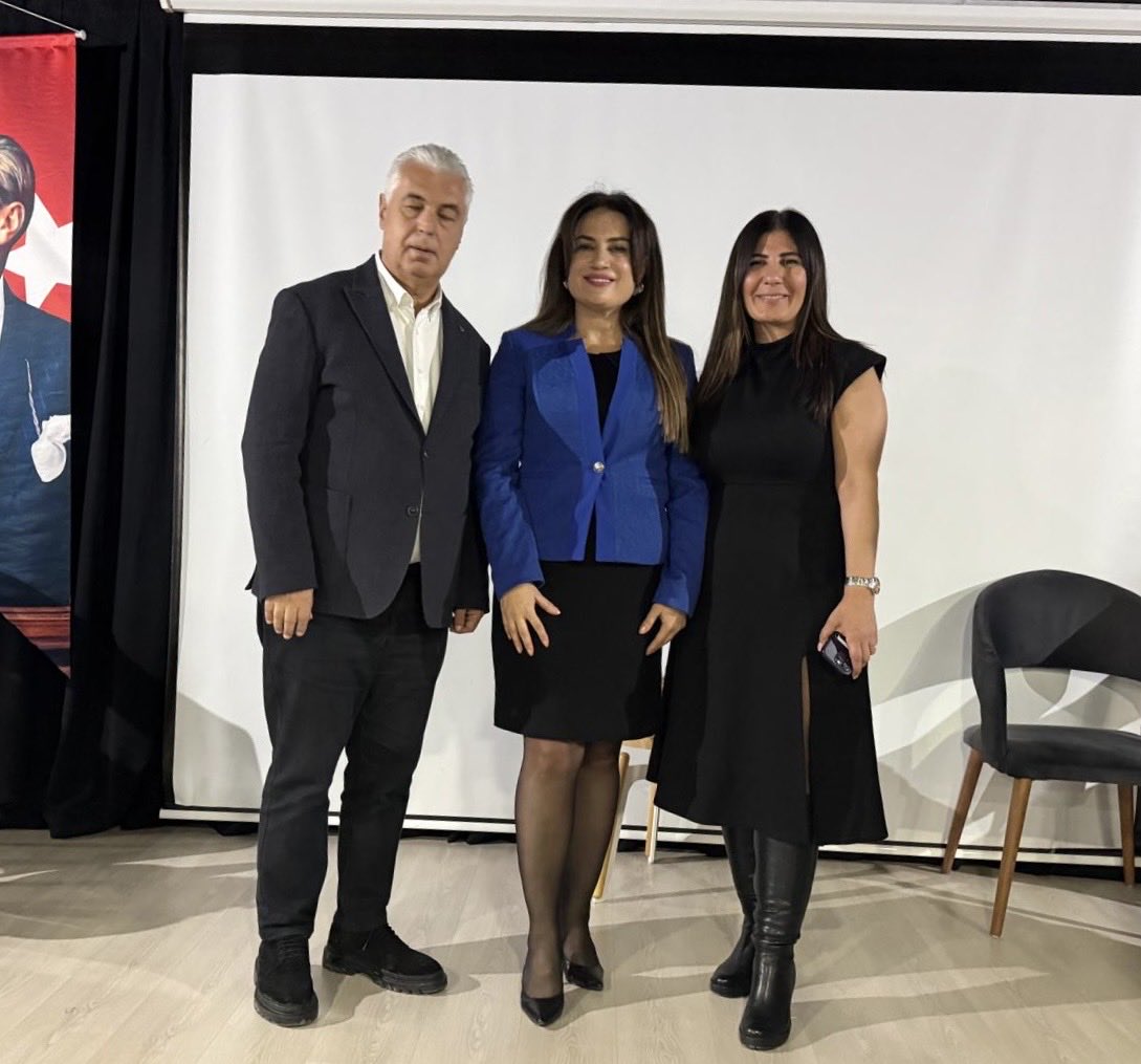 DusmezOya's tweet image. 18. Küresel Isınma Kurultayı’nda, çevreye duyarlı üretim anlayışımız nedeniyle REDCOLOUR olarak Yeşil Ekonomi Ödülü’ne layık görüldük.
Daha sürdürülebilir bir gelecek için üretmeye devam.

#YeşilEkonomi #Sürdürülebilirlik #REDCOLOUR #COP31