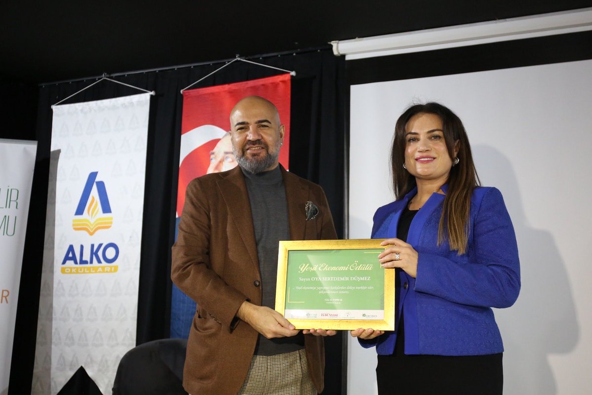 DusmezOya's tweet image. 18. Küresel Isınma Kurultayı’nda, çevreye duyarlı üretim anlayışımız nedeniyle REDCOLOUR olarak Yeşil Ekonomi Ödülü’ne layık görüldük.
Daha sürdürülebilir bir gelecek için üretmeye devam.

#YeşilEkonomi #Sürdürülebilirlik #REDCOLOUR #COP31