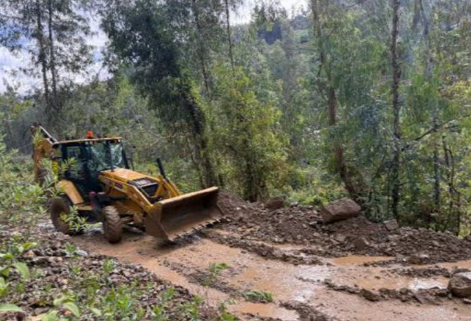COENPeru's tweet photo. Áncash: tránsito en el tramo Lloclla - Amashca, situado en el C.P. Lloclla, distrito #Amashca, provincia Carhuaz, fue restablecido luego del #Deslizamiento registrado el 21/2. Trabajos fueron ejecutados por personal edil con apoyo de maquinaria pesada. Emergencia atendida. https://t.co/j4F3W7OLVf