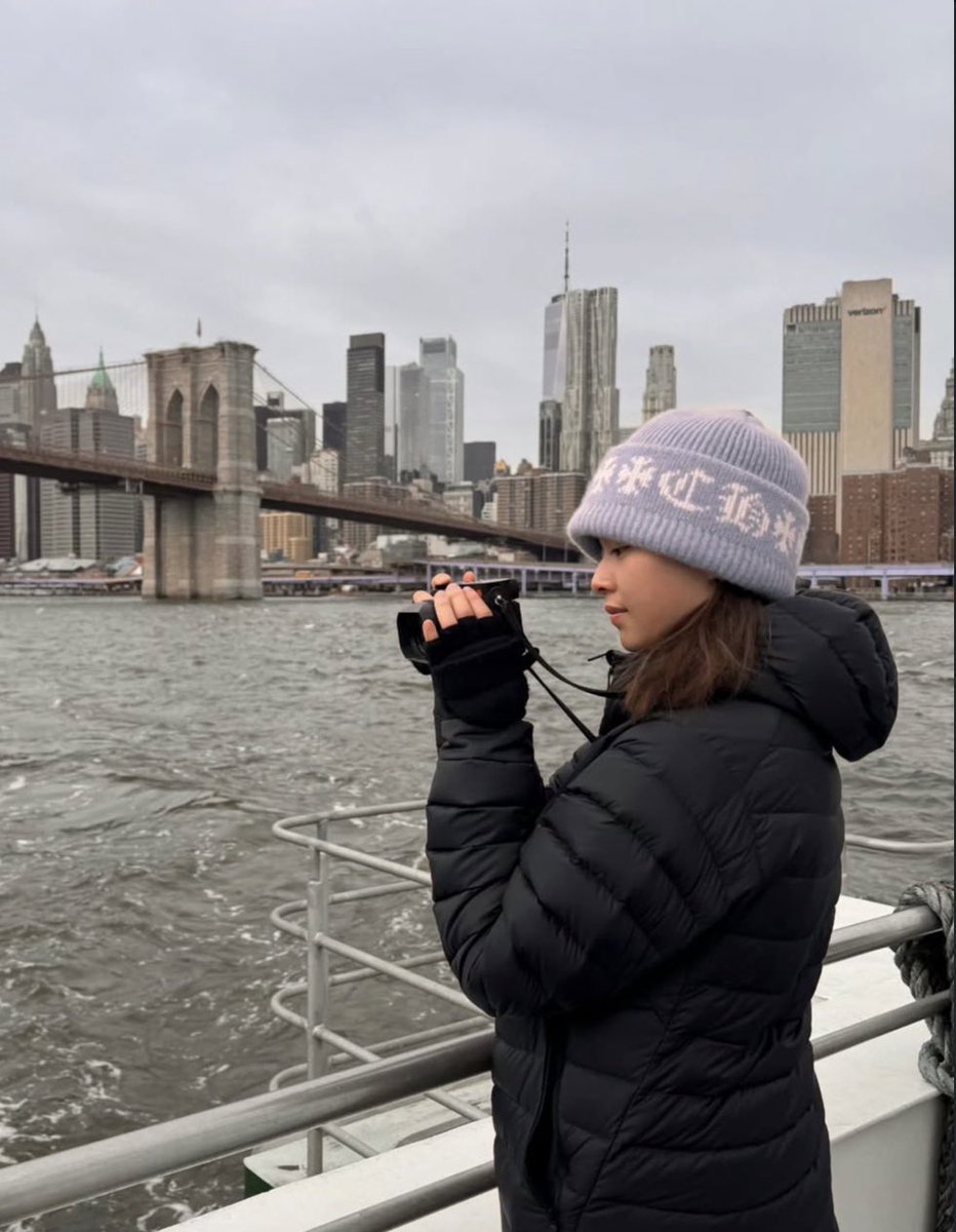 This feels like a quiet little date walk with your girlfriend 🚶‍♀️ 🍃