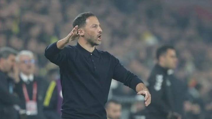 Forvet yok,
- Bulunur
Stoper yok,
- Bulunur
Nisan'da şampiyon yapacak,
İnanmayan siktir olup gitsin,
Yeter ya....