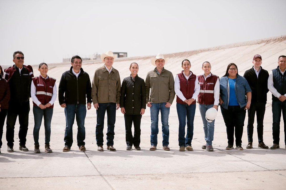 La presidenta municipal, Betzabé Martínez Arango, recibió a la presidenta de México, Claudia Sheinbaum Pardo, durante su gira por la región Lagunera, donde se supervisaron obras hidráulicas que fortalecerán el abasto de agua potable y mejorarán el servicio para las familias.