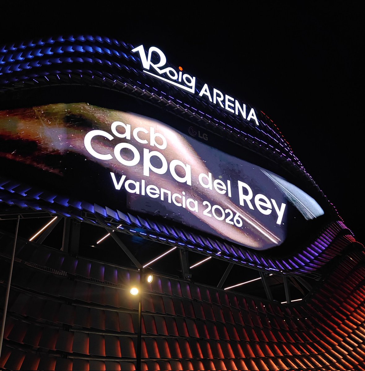 ✍️ Estos días tuve la suerte de poder asistir #CopadelRey Baloncesto Roig Arena.

Dire algo q ya sabéis:
Estamos a años luz de poder llegar a este nivel de organización, nivel competitivo y de ser deporte importante en este país.
¿Quizás xq Baloncesto tiene su propia federación?