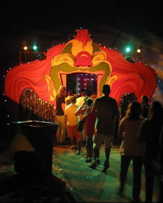 HhnWiki's tweet image. According to public inspection documents for Stage 22, one of the haunted houses at #HHN35 will have an "inflatable balloon membrane structure".

Could this be for the rumored Jack vs. Oddfellow house mentioned in the @HNNightmares spec map? Perhaps some sort of funhouse setting?