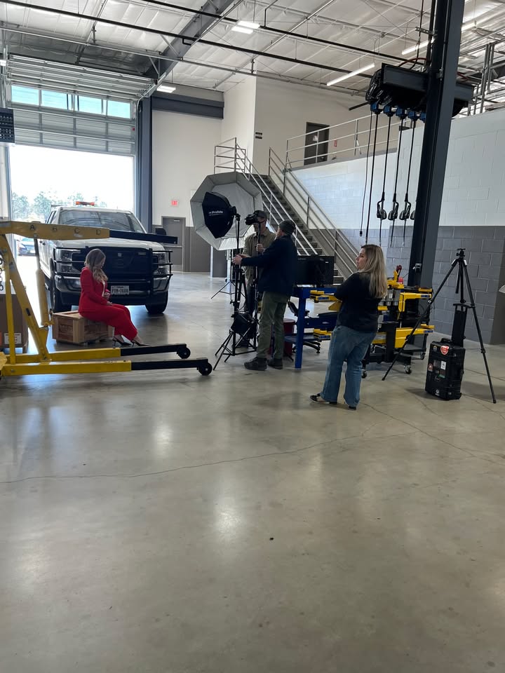 PlanetFord45's tweet image. Shelby Reed, World Class Automotive &amp;amp; #PlanetFord owner, is on location being interviews by a national magazine at one of #FordProElite #CommercialService locations. The article highlights how our facility keeps commercial/fleet customers running strong. bit.ly/4s7b3rE.