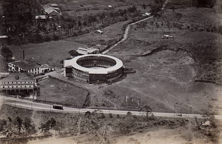 La desaparecida plaza de toros de Vista Alegre, ubicada por el sector de Perejil, año 1922. El inmueble de la izquierda es el antiguo IJA del casino.