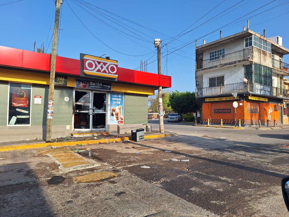 Eco1_LVM's tweet photo. 🚨🚨🚨Puerto  Vallarta -Jalisco-

El medio -Vallarta Hoy- (face) hizo un recuento de negocios y vehículos quemados; esos que por ideología 4T, pretendían negar algunas cuentas: 

-Más de 200 vehículos quemados
-27 UnibusPV -transporte público quemados
-Alrededor de 72 negocios quemados entre ellos Oxxo, Farmacia Guadalajara, Farmacias Medisim, 2Box, entre otros