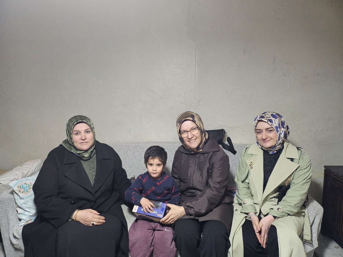 İlçe Kadın Kolları Başkanımız Burçin Taşdemir,İl Yöneticilerimiz Hilal Okumuş ve Yurdagül Öztürk,Meclis Üyemiz İnci Aydemir,Belediye Başkanımızın kıymetli eşi Feyza Ömeroğlu ve Yönetim Kurulu Üyelerimiz ile birlikte Hatun Zeyrek’e gönül ziyaretinde bulunduk.✨️💐